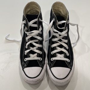 W size 7.5 black and white high top converse